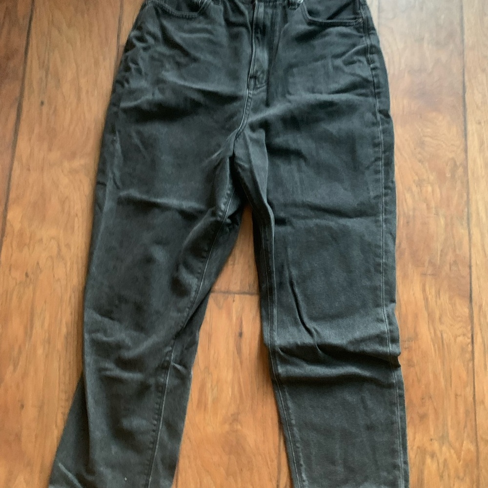 like new black American Eagle mom jeans